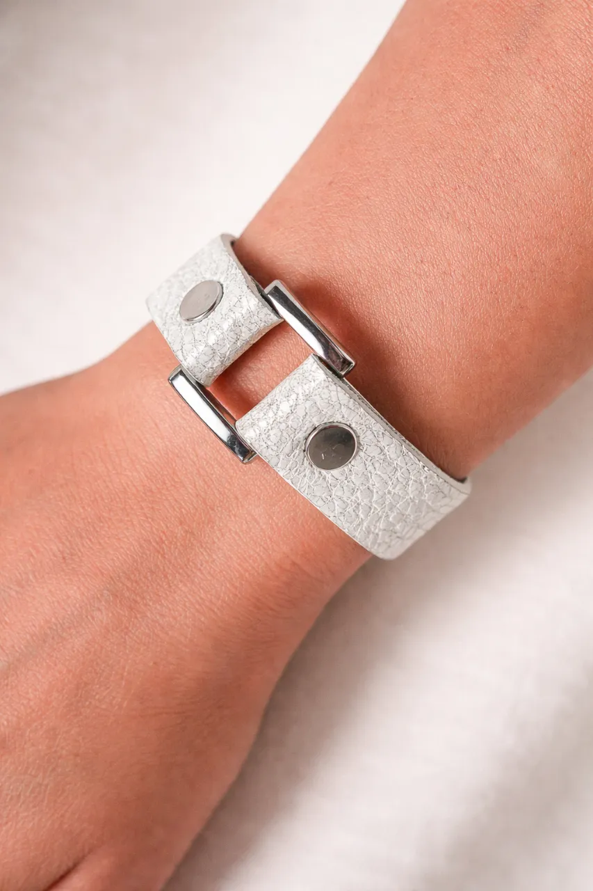  Artículo nuevo. Pulsera aplique cuadrado en plateado. ancho 1.5cm. cierre con broche, dos regulaciones 16.5cm y 18.5cm.  100% cuero vacuno.