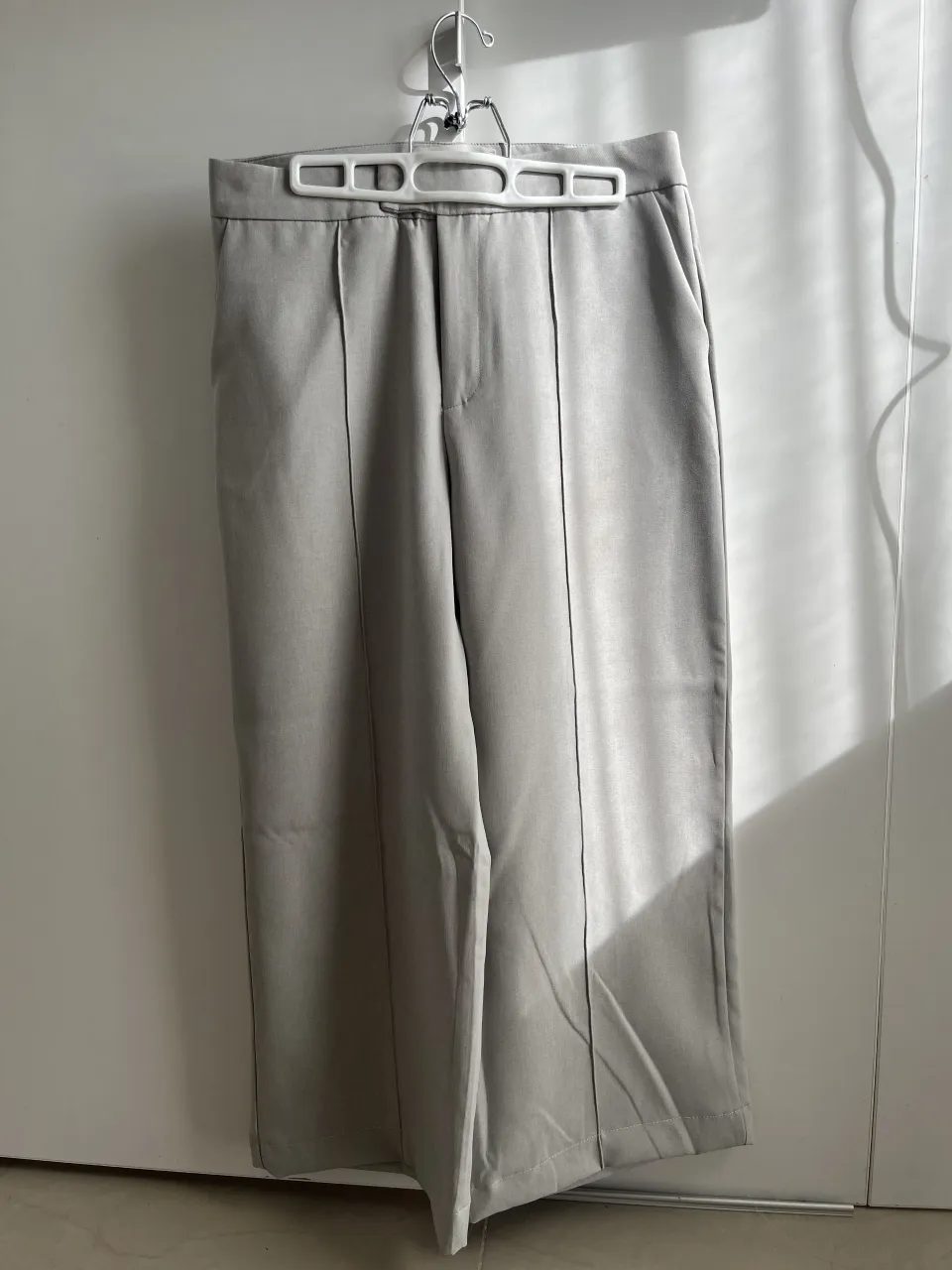 Pantalón de vestir gris, tiro alto, con pinzas y bolsillos. Diseño moderno y elegante, ideal para un look sofisticado.

ancho 43cm medido el pantalón apoyado.
largo aprox 92cm.
impecable no tiene uso.