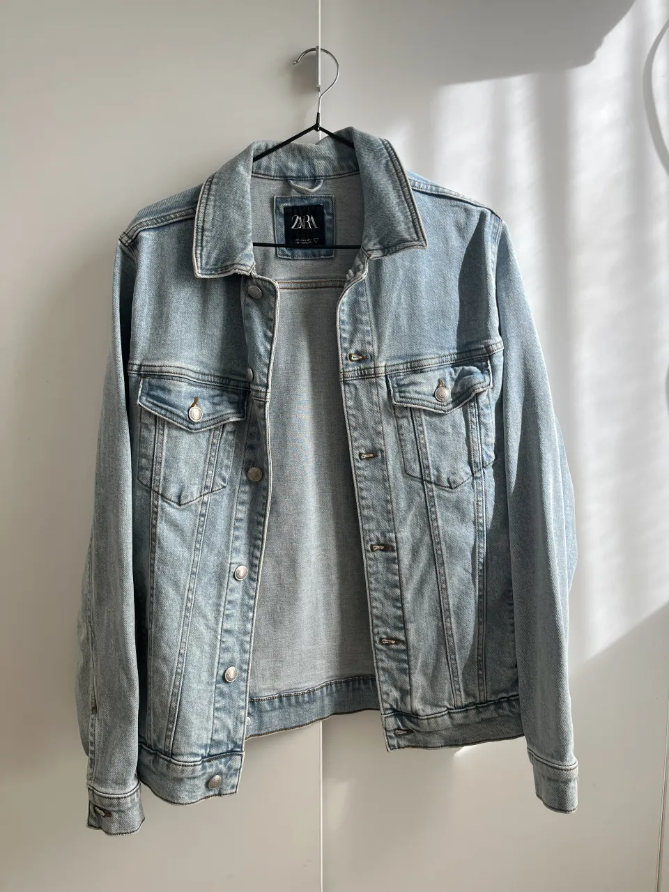 Campera de jean clásica marca Zara, ideal para cualquier ocasión. Su diseño atemporal la convierte en un básico indispensable para tu guardarropa.
