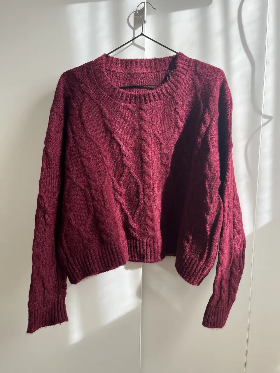 Sweater de lana tejido con trenzas, cuello redondo y mangas largas. Un básico súper canchero para el frío, ideal para combinar con jeans o pantalones de vestir.

