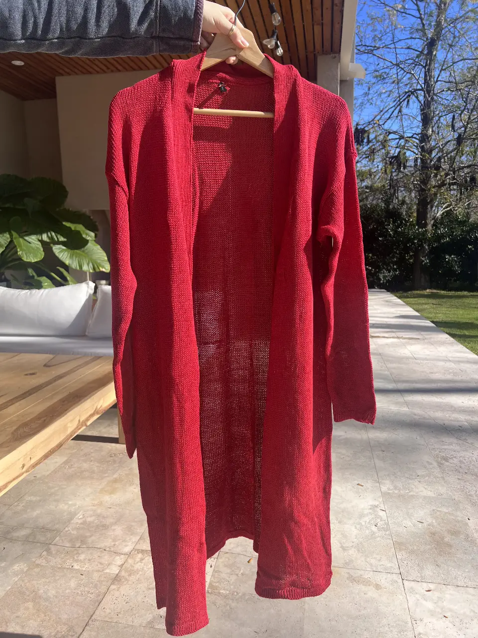 Cardigan largo de tejido liviano en color rojo. Ideal para usar en primavera o verano.