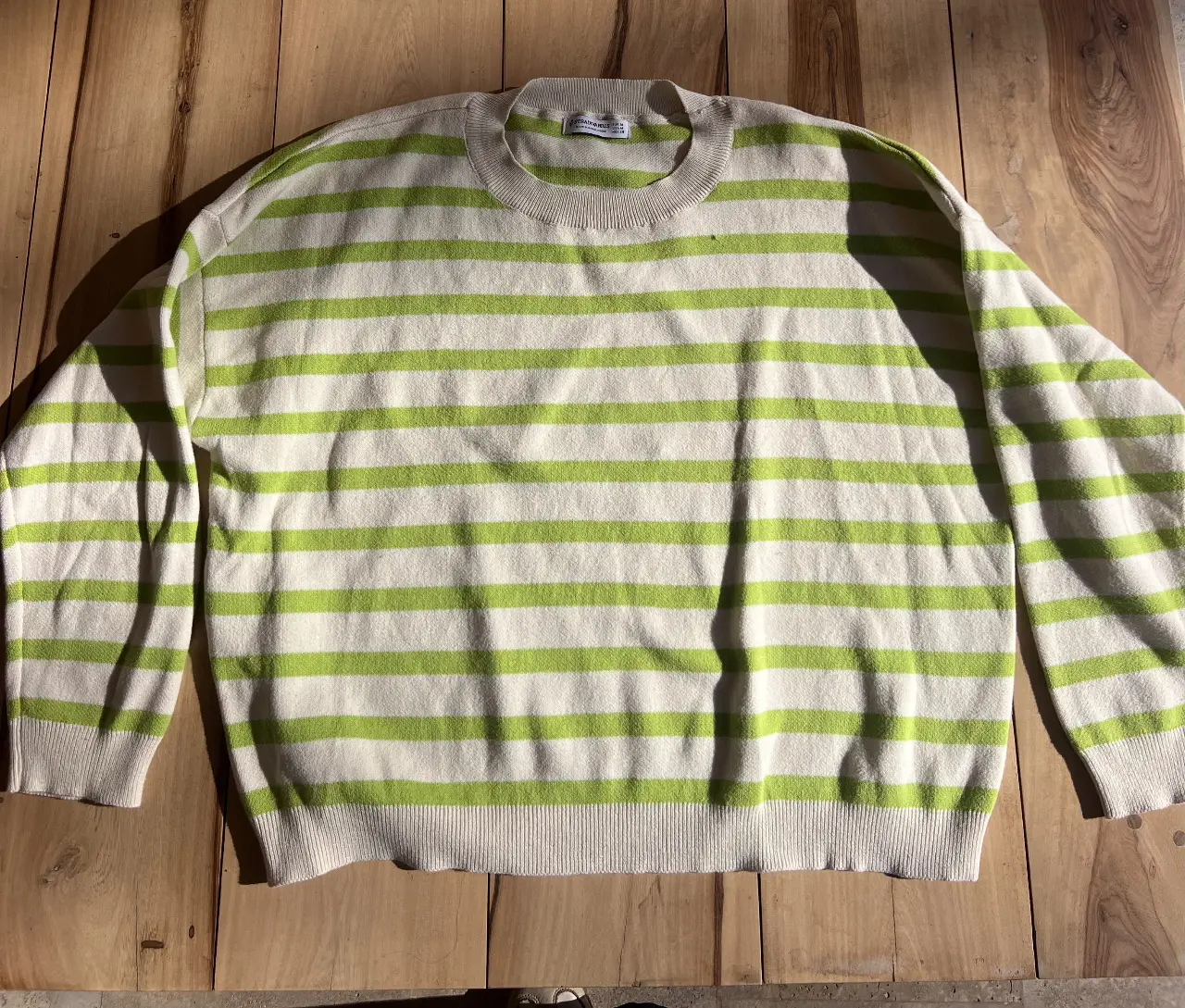 Sweater a rayas verde y blanco, de la marca Stradivarius, talle M. Ideal para un look casual y cómodo.