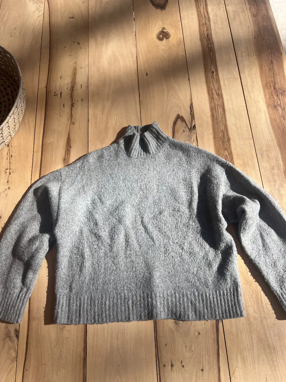 Sweater de cuello alto gris de Bershka, ideal para el invierno. Talle M.