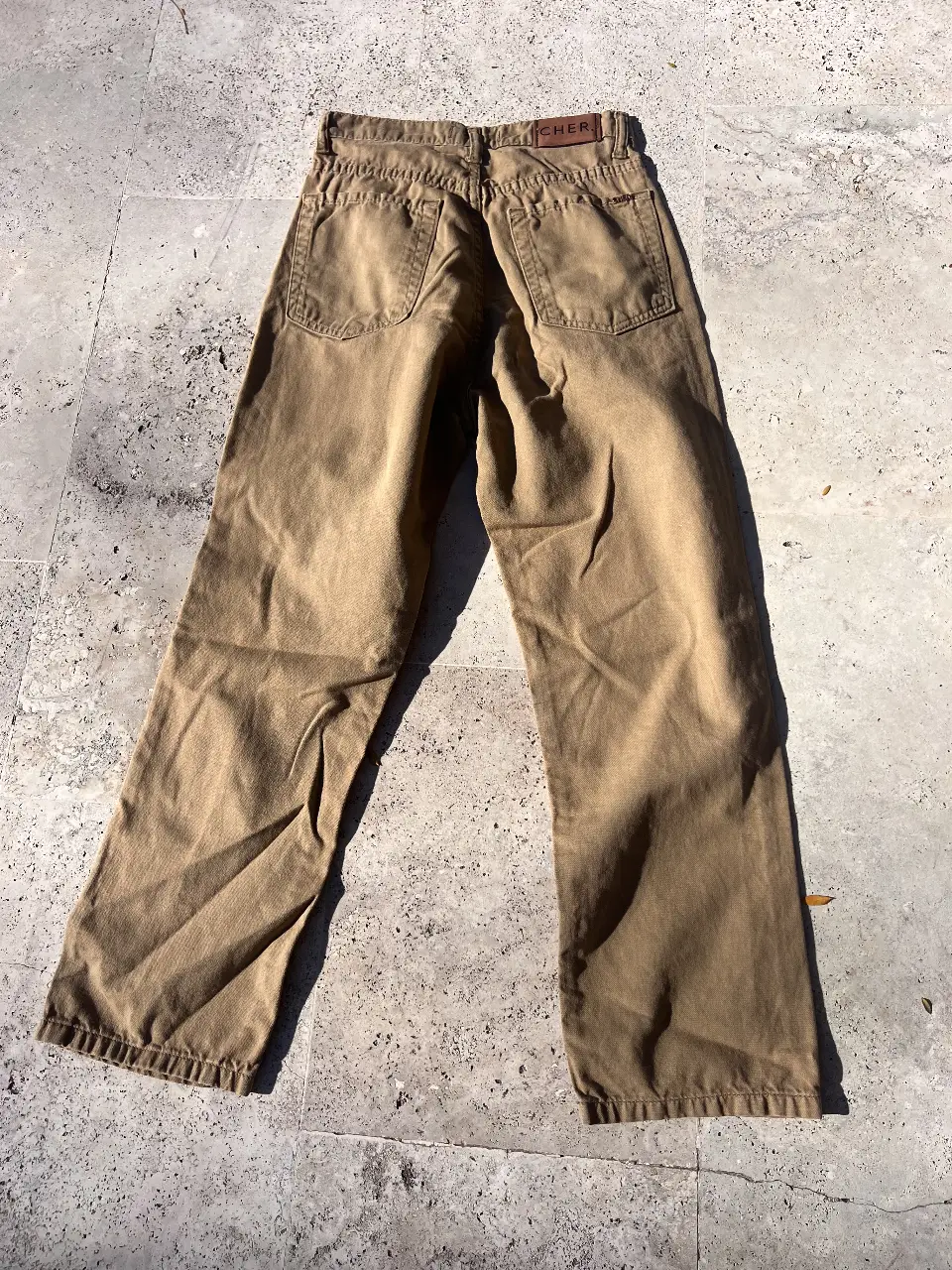 Pantalón de jean recto color beige, de la marca Cher. al tobillo. Talle 24. Ideal para un look casual y cómodo.