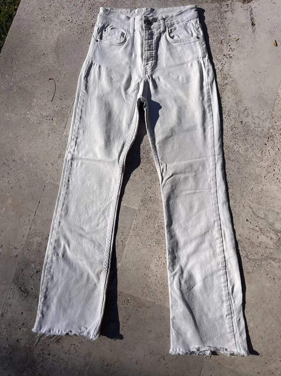 Jeans blancos de mujer, corte recto con terminación desflecada. Talle 36 de Stradivarius. Ideal para un look casual y moderno.