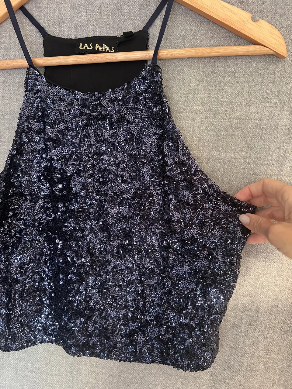 Crop top de fiesta con lentejuelas azul marino de la marca Las Pepas. Ideal para eventos especiales.