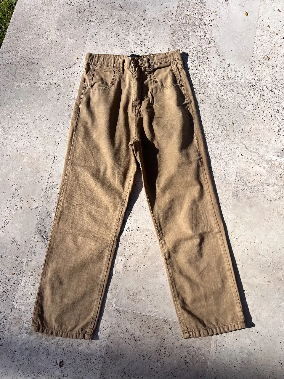 Pantalón cargo de mujer color marrón, de la marca Cher. Confeccionado en gabardina, tiro alto y corte recto al tobillo. Ideal para un look casual y cómodo. 