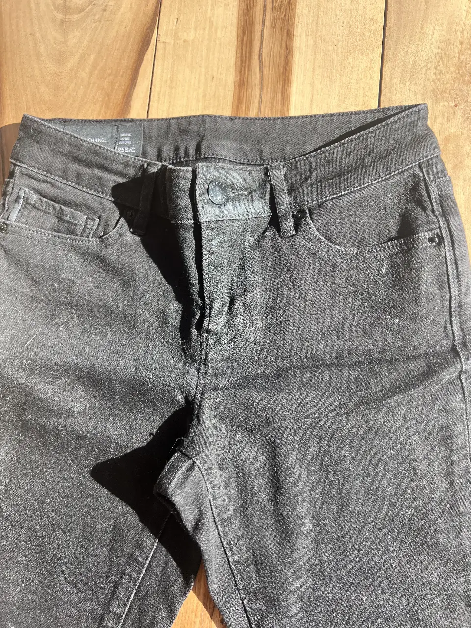 Jeans elastizado chupín negro de mujer, de la marca Armani Exchange. Talle 25. Ideal para un look casual y moderno.