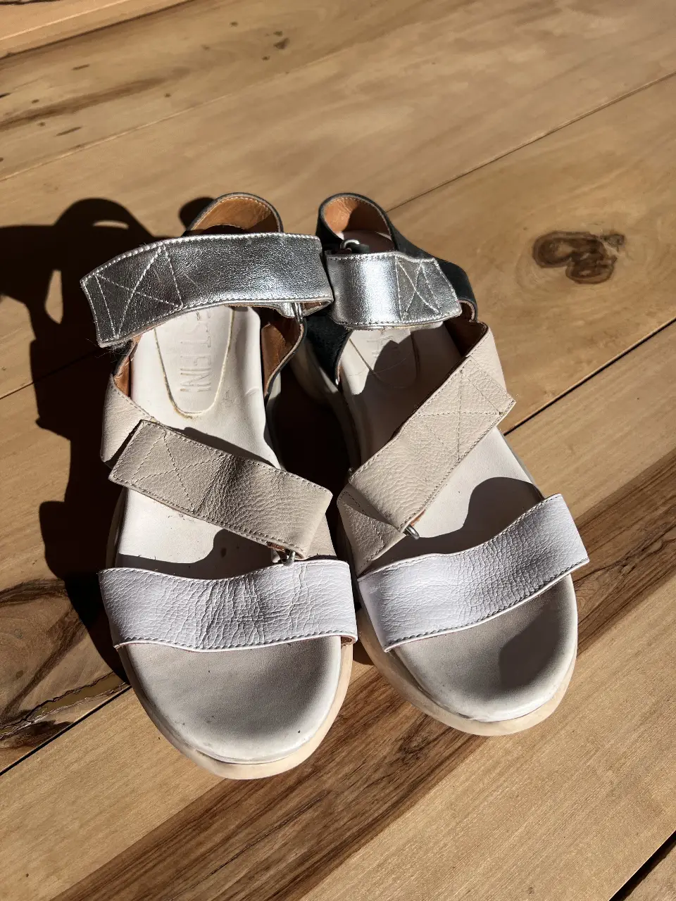 Sandalias de plataforma con tiras en cuero blanco, beige, negro y plateado. Ideales para un look casual y moderno.