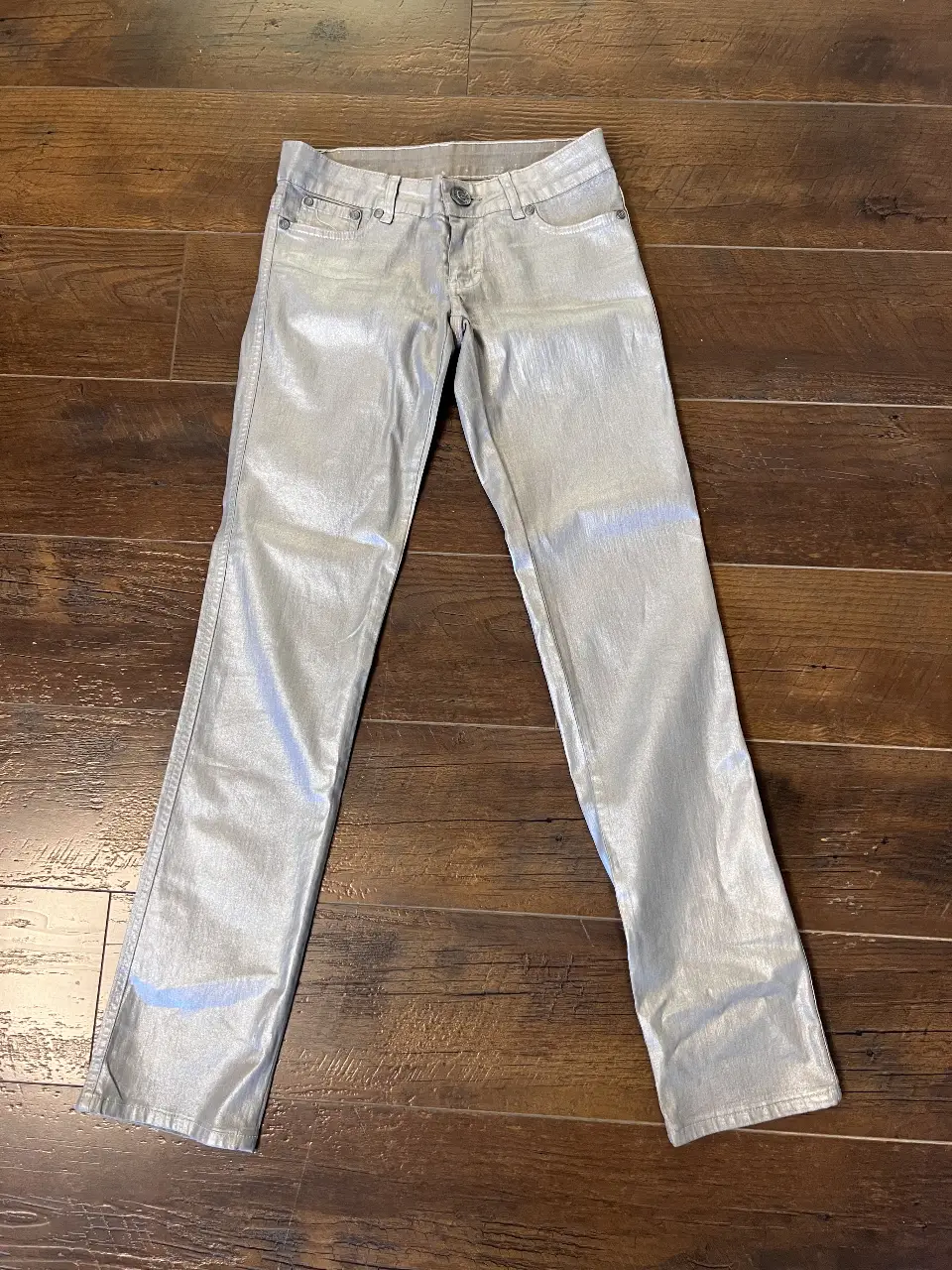 Jeans de mujer plateados, tiro bajo, corte recto. Un básico con un toque moderno y audaz para destacar en cualquier ocasión.