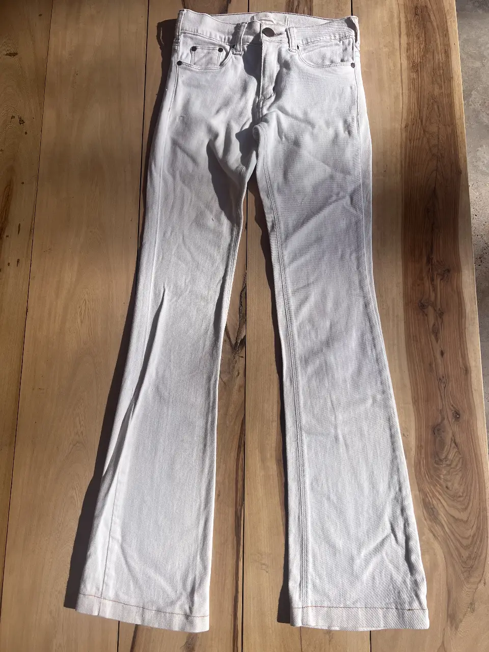 Jeans Ossira color tiza, tiro alto, corte recto semi oxford, talle 24. Ideal para un look casual y moderno.