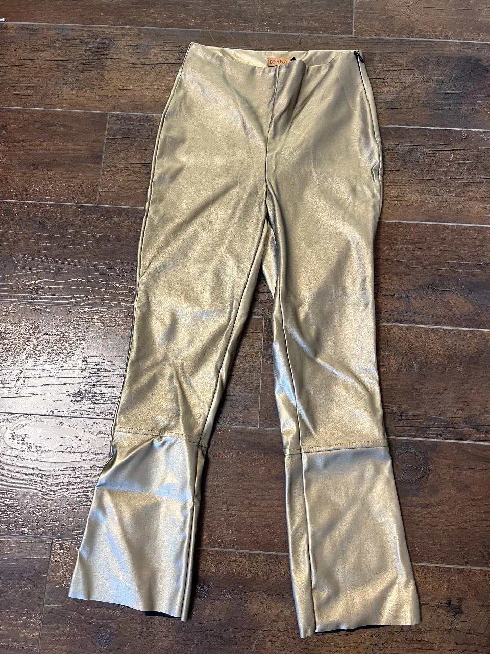 Pantalón de vestir dorado metalizado de la marca Berna, talle S. Ideal para eventos especiales o para darle un toque audaz a tu look.