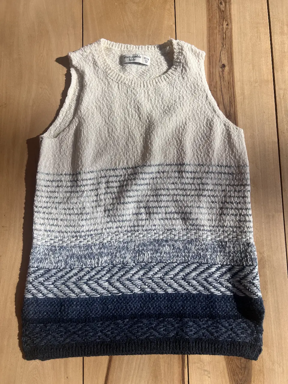 Chaleco de punto sin mangas para mujer, con diseño a rayas en tonos blanco y azul. Ideal para un look casual y cómodo. talle de niño 13/14 equivale a un XS de mujer