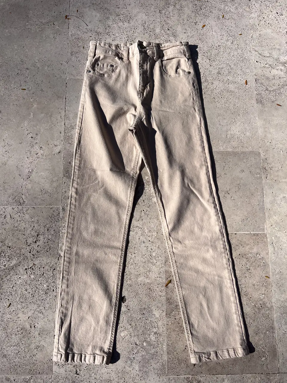 Pantalón de jean recto color crudo elastizado de la marca Ossira Denim. Talle 26. Ideal para un look casual y versátil.