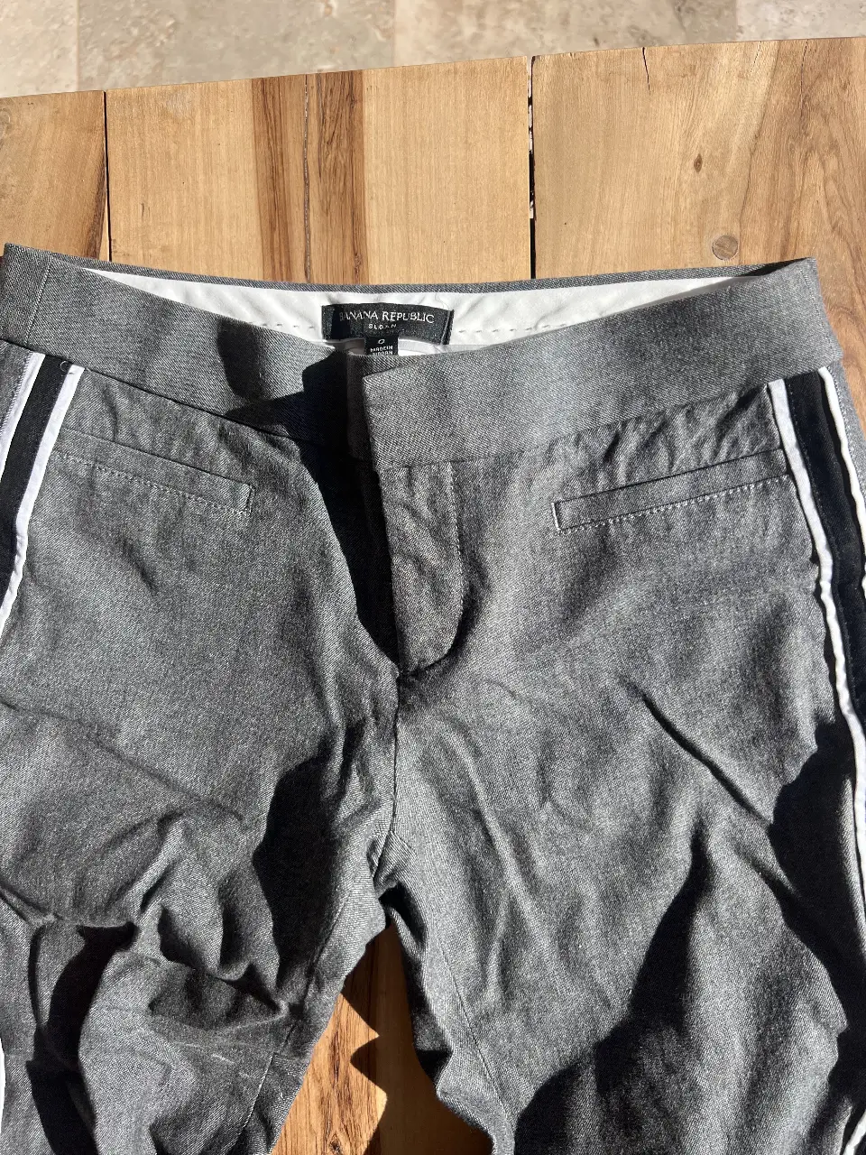 Pantalón capri sastrero gris de mujer, con detalles en blanco y negro en los laterales. Marca Banana Republic, talle 0.