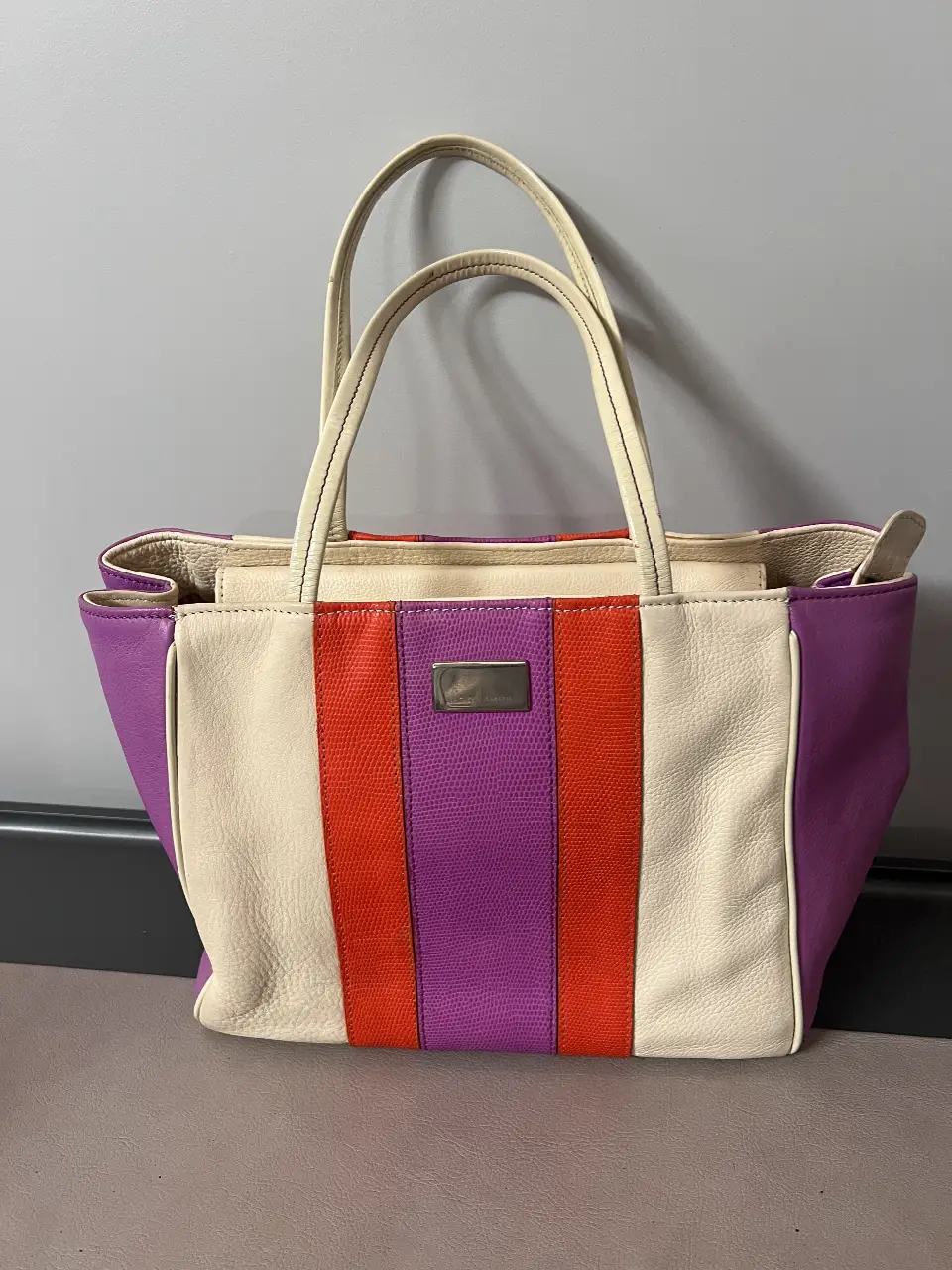 Cartera Jackie Smith,  tote bag de cuero con diseño a rayas en colores vibrantes. Ideal para un look moderno y con estilo.