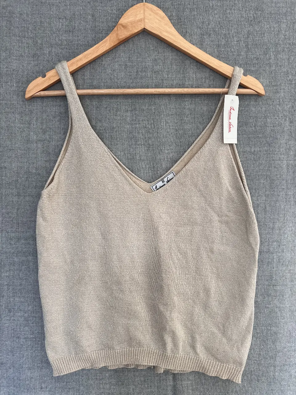 Top tejido de punto con escote en V y tirantes finos. Ideal para un look elegante y sofisticado.