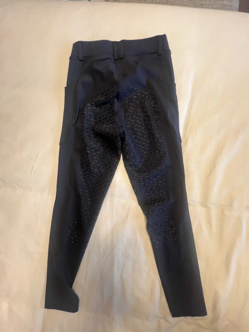 Pantalón de montar azul marino, con detalles de agarre en la zona de la rodilla y la cola. Talle S de niña (8/10 años) Ideal para actividades ecuestres.