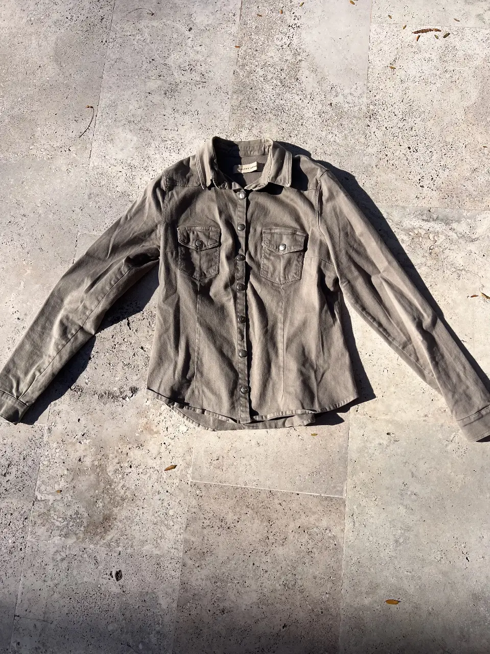 Camisa de jean de mujer, color gris. Con botones y bolsillos delanteros. Ideal para un look casual y moderno.