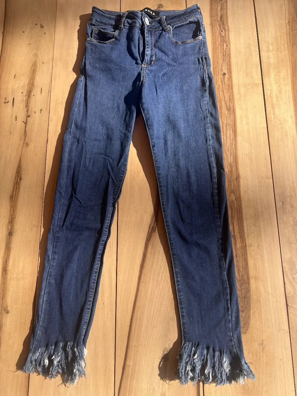 Jeans capri de mujer, tiro medio, con detalle de flecos en el bajo. Marca Akiabara. Talle 25/30.