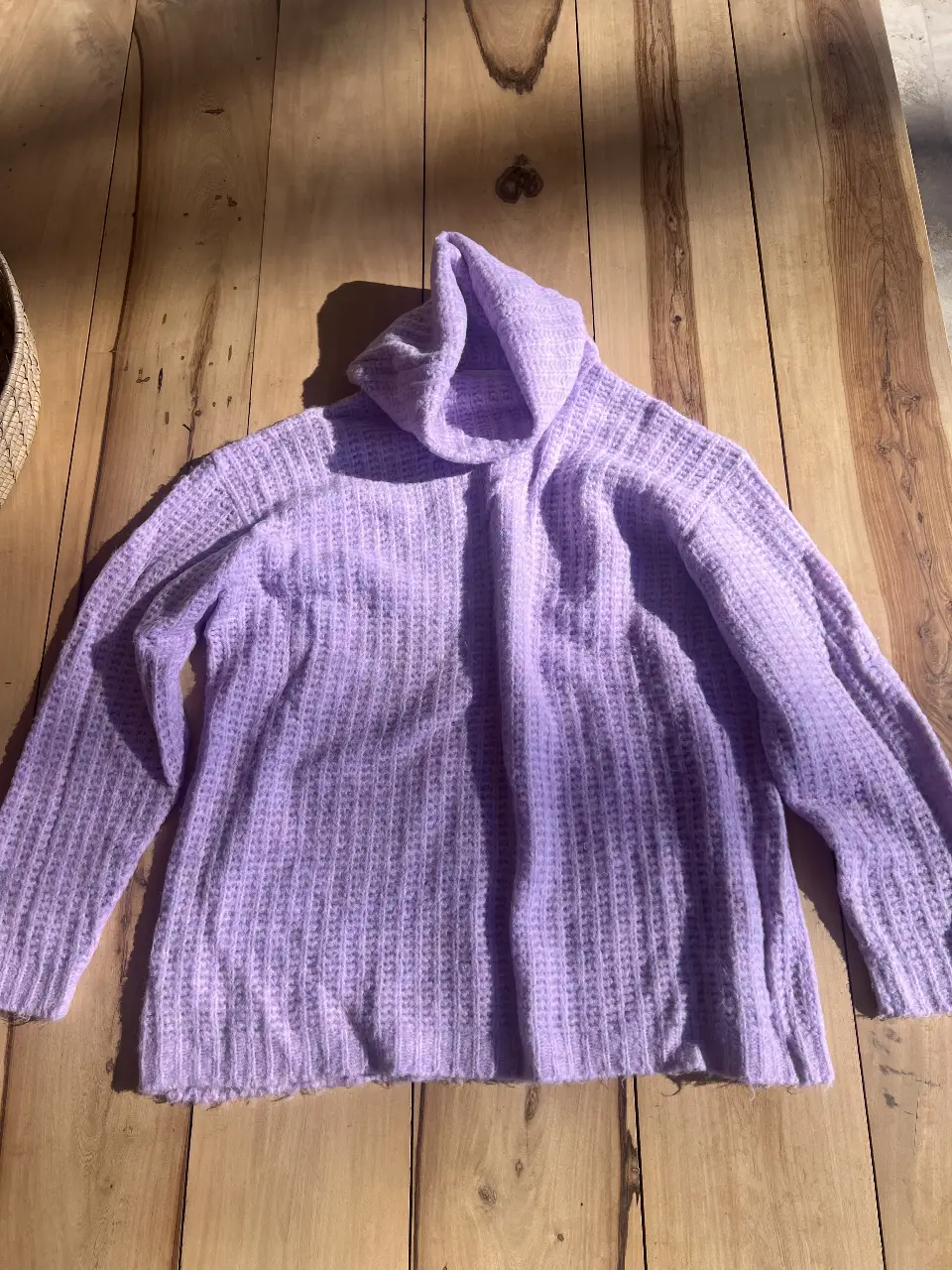 Sweater polera de tejido grueso en color lila, ideal para el invierno. Confeccionado en material suave y abrigado, perfecto para un look casual y cómodo.