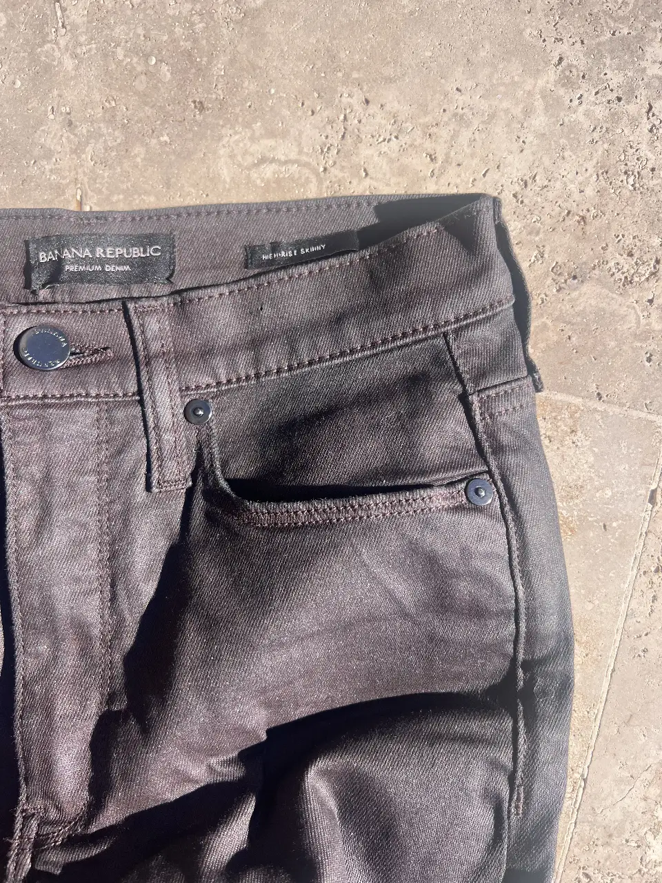 Jeans encerados de mujer Banana Republic Premium Denim, tiro bajo, modelo High-Rise Skinny, color marron oscuro. Un clásico para cualquier ocasión.