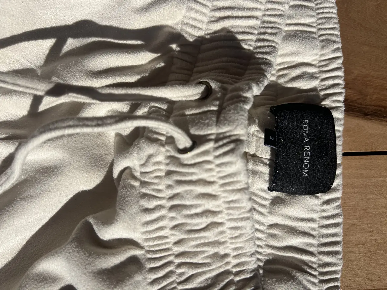 Pantalón suelto tipo jogging de tela suave, color crudo. Con cintura elastizada y cordón para ajustar. Ideal para un look casual y cómodo. Talle 2 arg