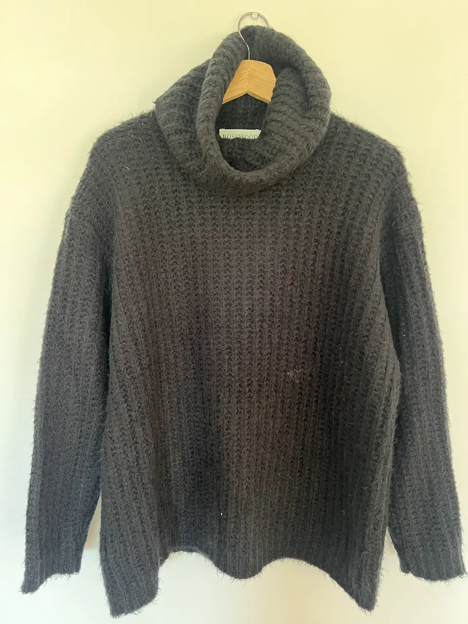 Sweater de cuello alto de lana, color negro, ideal para el invierno. Marca Rosewood.
