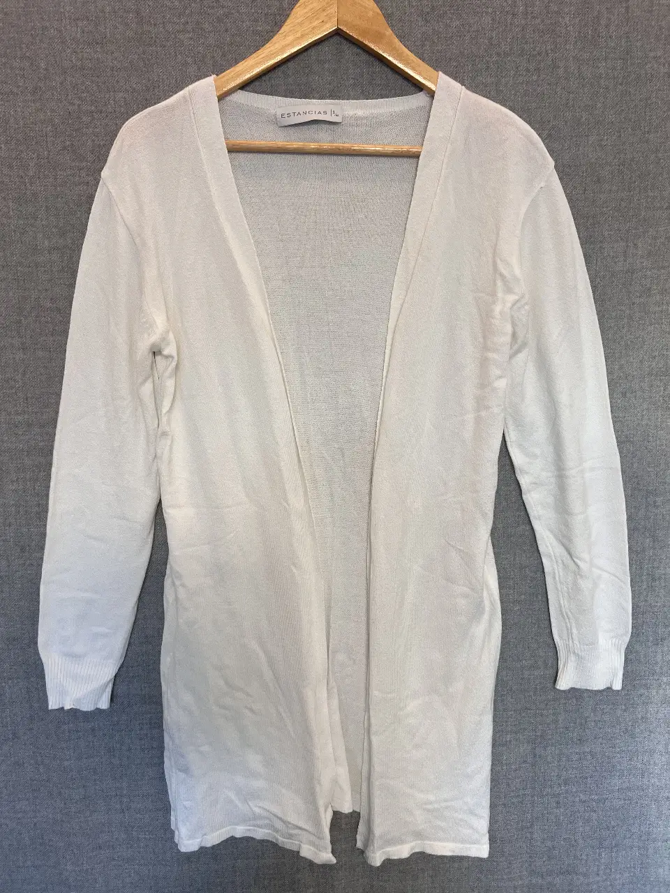Cardigan blanco de tejido liviano, ideal para usar sobre otras prendas. De corte largo y mangas largas, perfecto para un look casual y cómodo.