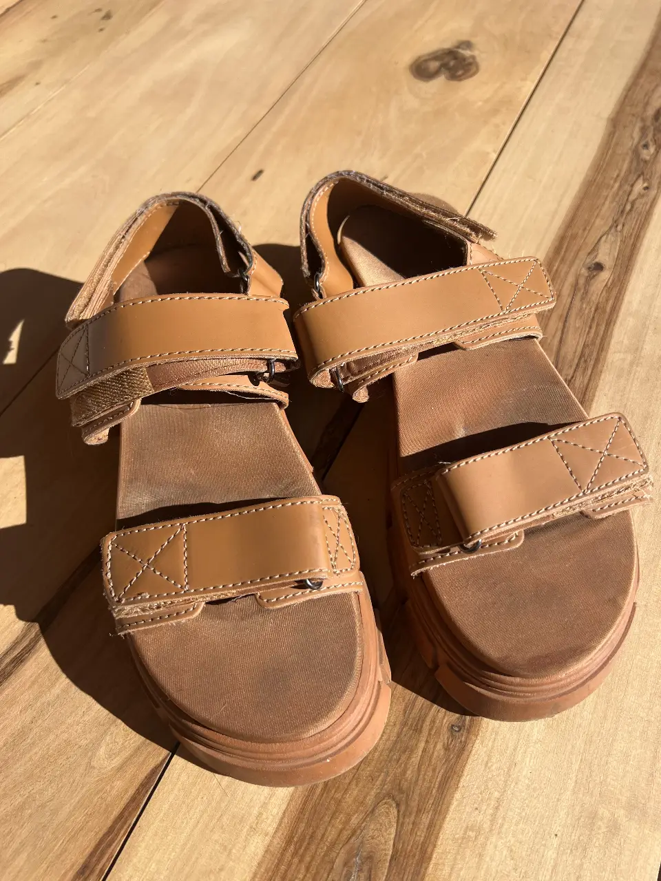 Sandalias de mujer color marrón con ajuste de velcro. Diseño moderno y cómodo, ideales para el verano. Suela gruesa para mayor soporte y estilo.
