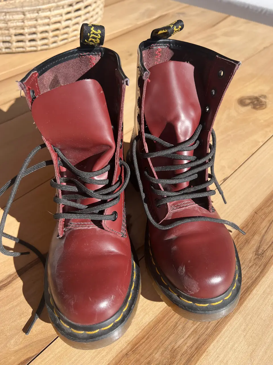 Borcegos Dr. Martens rojos, con cordones negros y suela amarilla. Talle 36 EU, 5 US L. Ideales para un look rocker o casual. tienen un pequeño raspon en la parte delantera.