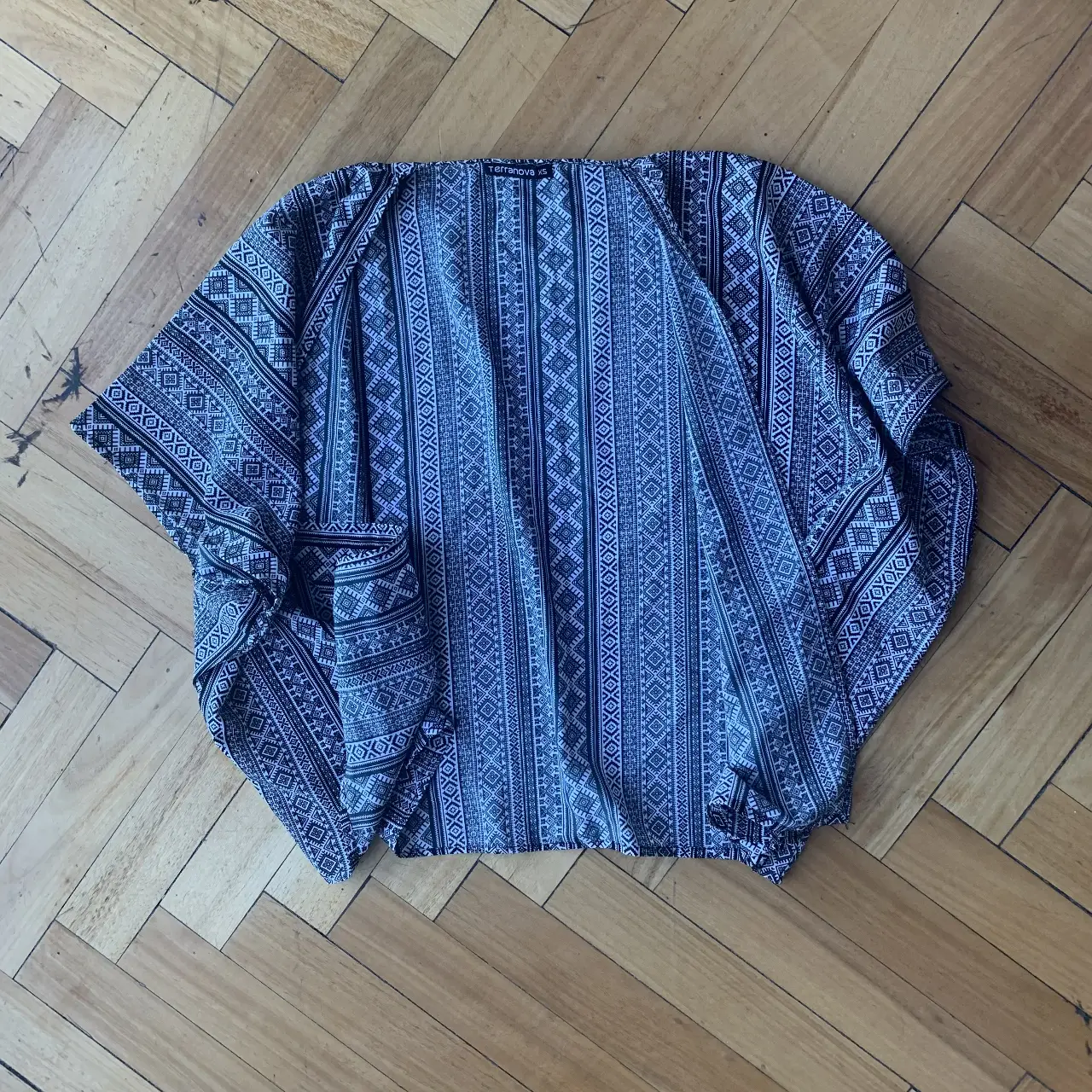 Kimono estampado con diseño geométrico en tonos azul y blanco, ideal para un look bohemio y casual. Perfecto para usar sobre un top o remera.