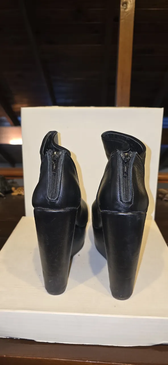 Botinetas negras de cuero con plataforma alta y taco cuña. Cierre en la parte trasera (solo talón ) 