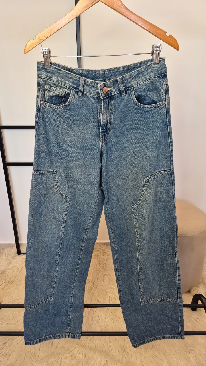 Jean Magda.
Muy buen estado.
Talle 26.
Tiro alto. Rígido
Cintura 36 cm
Tiro 26 cm
Largo 105 cm