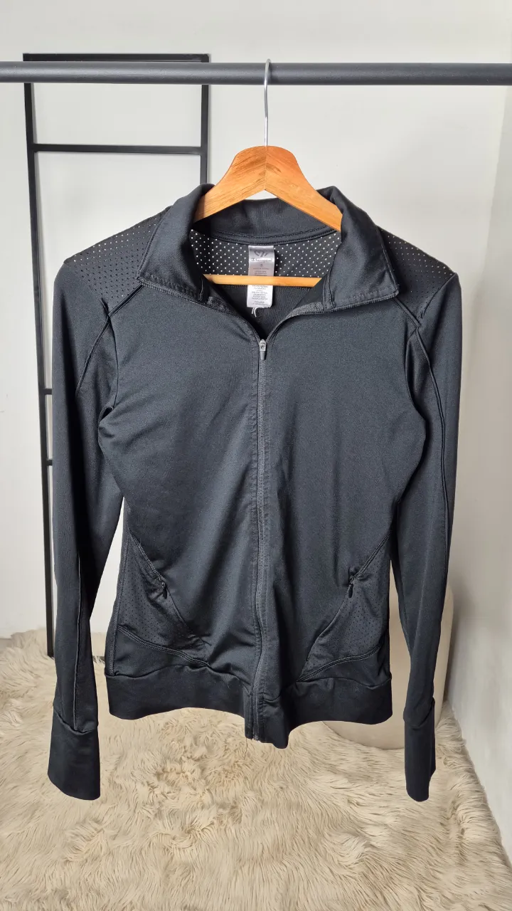 Campera liviana Champion.
Muy buen estado.
Talle S.
Con agujerito para el pulgar.
Axilas 40 cm
Largo 58 cm