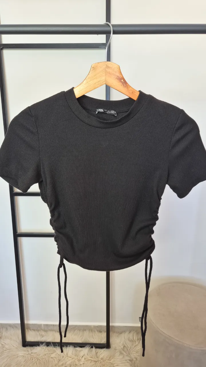 Remera Zara.
Muy buen estado general.
Talle S.
Axilas 34 cm
Largo 36 cm