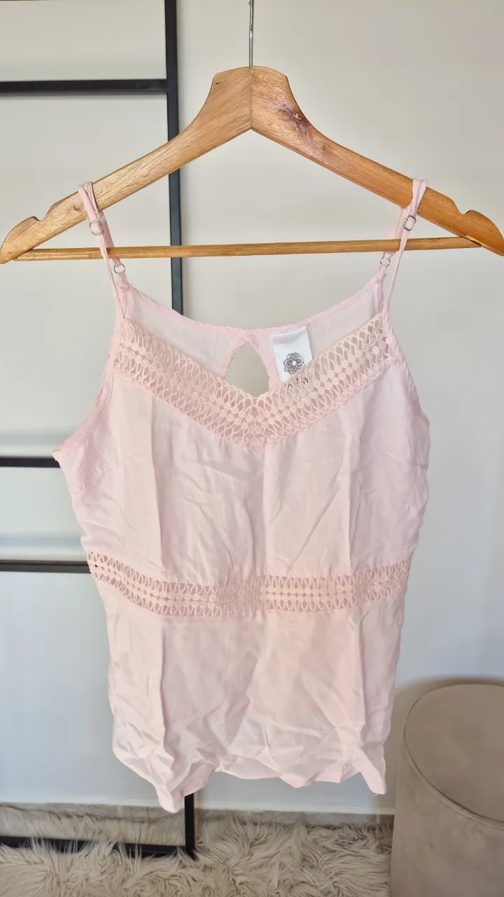 Musculosa rosa.
Muy buen estado.
Talle único.
Breteles regulables.
Axilas 42 cm
Largo (sin contar breteles) 45 cm