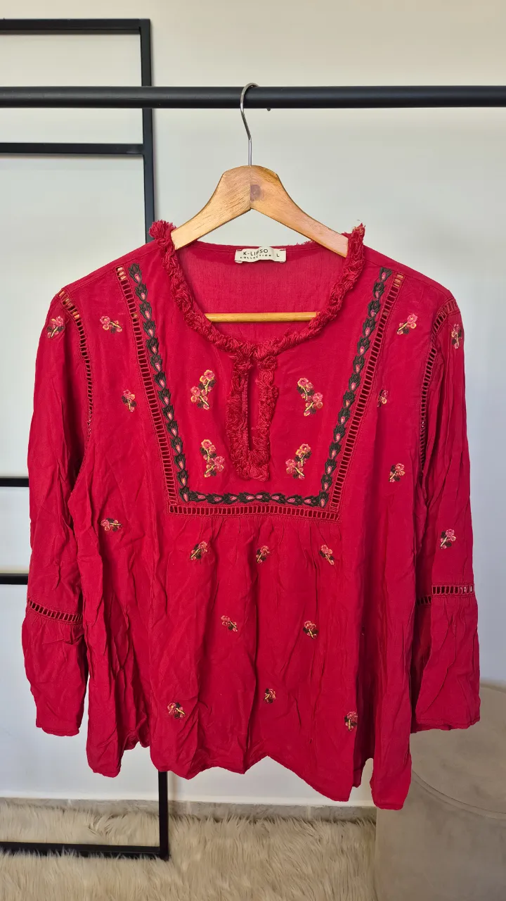 Blusa Klipso mangas 3/4.
Excelente estado.
Talle L.
Con botón de repuesto.
Axilas 52 cm
Largo 56 cm