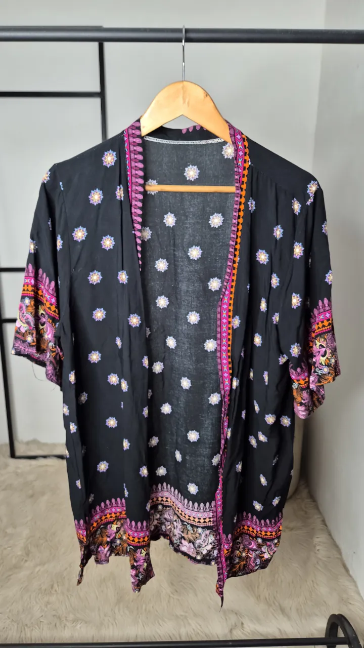 Kimono negro.
Muy buen estado.
Talle único.
Espalda 56 cm aprox
Largo 78 cm