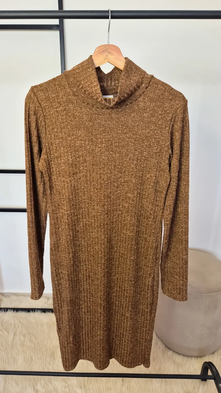 Polera larga.
Muy buen estado.
Talle 2.
Axilas 44 cm
Largo 100 cm