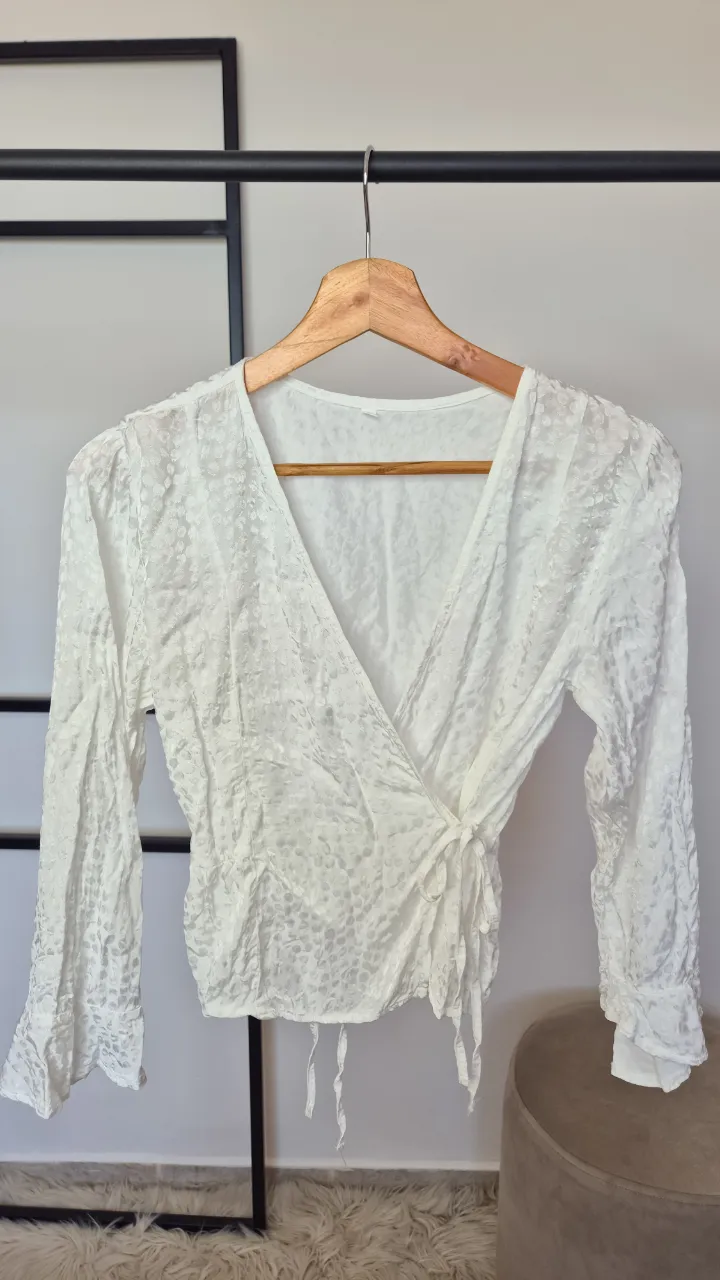 Blusa cruzada.
Muy buen estado.
Talle 3.
Cintura regulable.
Axilas 40 cm
Largo 48 cm