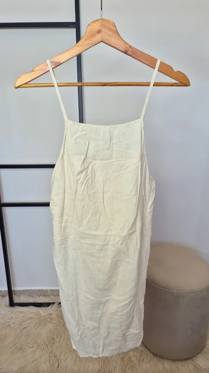 Vestido corto de lino.
Muy buen estado.
Talle único.
Axilas 36 cm
Largo 80 cm