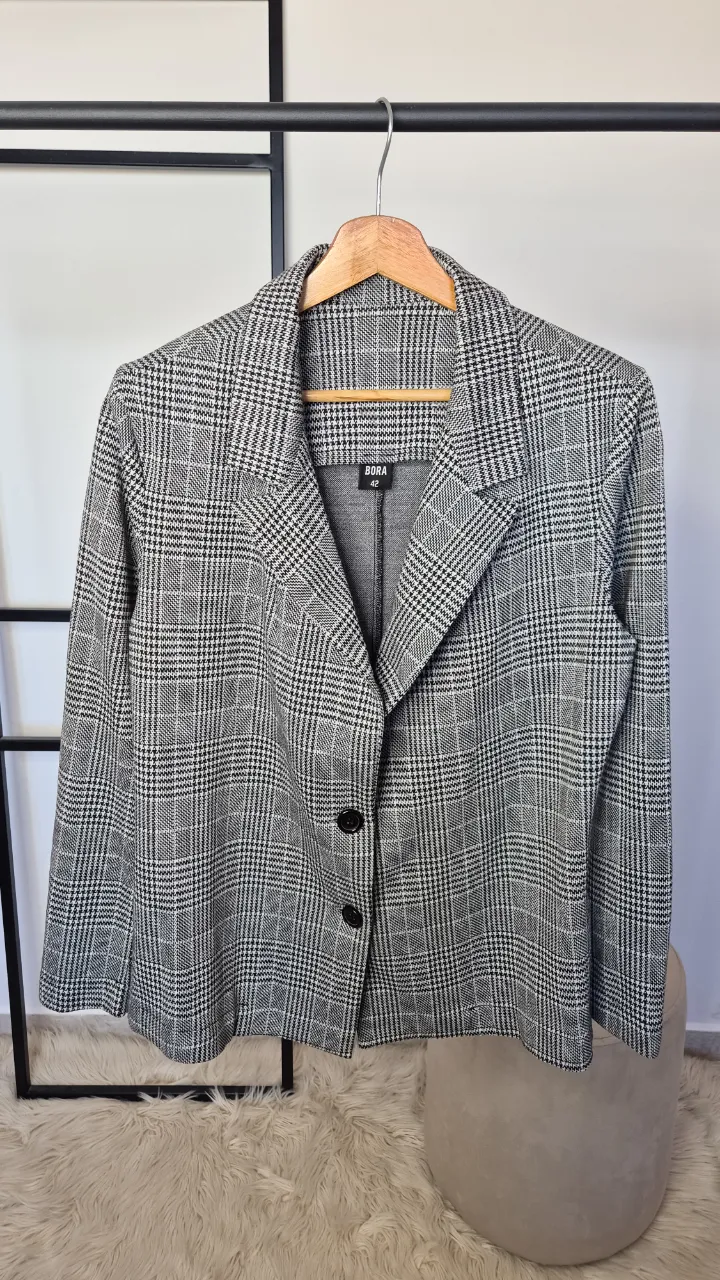 Blazer Bora.
Excelente estado
Talle 42.
Axilas 48 cm
Largo 60 cm