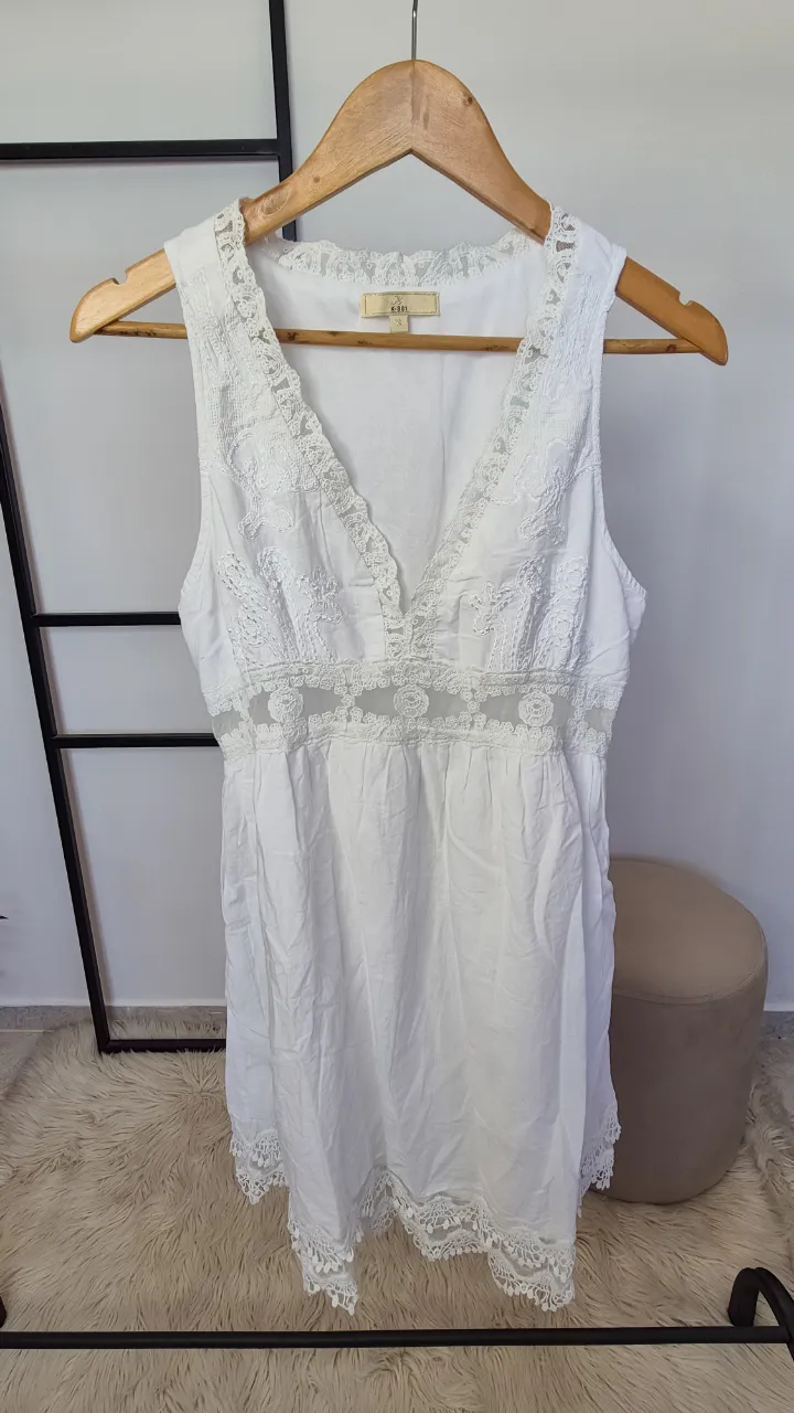 Vestido corto con detalles de bordado y encaje.
Muy buen estado
Talle 38.
Forrado.
Axilas 40 cm
Largo 87 cm