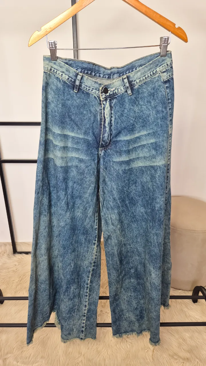 Jean wide leg super ancho.
Muy buen estado.
Talle 38.
Tiro alto. Rígido.
Cintura 36 cm
Tiro 27 cm
Largo 104 cm