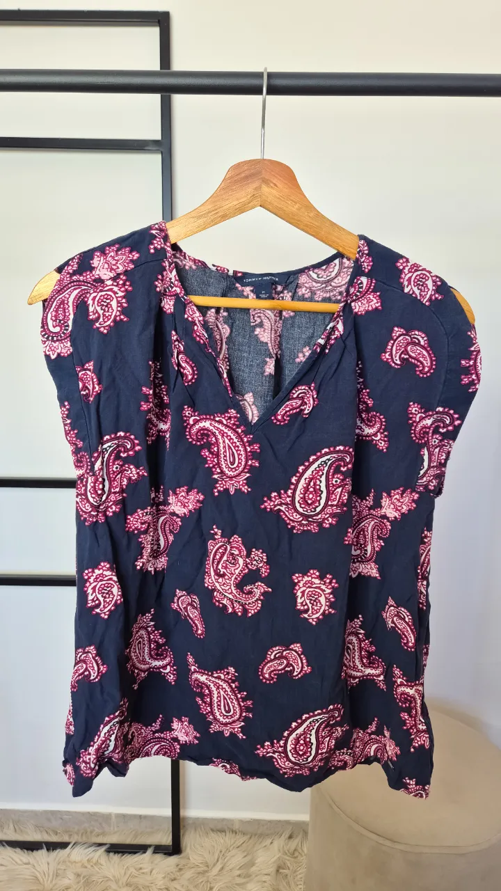 Blusa Tommy Hilfiger.
Muy buen estado.
Talle M.
Axilas 48 cm
Largo 54 cm