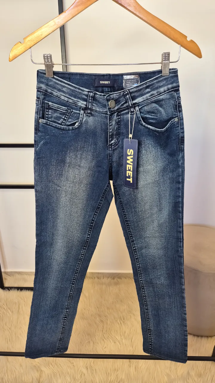 Jean Sweet.
Nuevo con etiqueta.
Talle 26.
Tiro medio. Elastizado.
Cintura 33 cm
Tiro 22 cm
Largo 94 cm