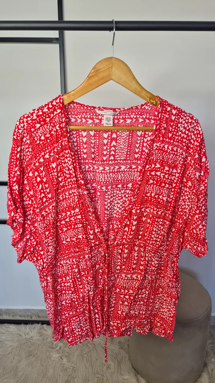 Blusa Victoria's Secret.
Muy buen estado.
Talle S.
Se ata a la cintura.
Espalda 48 cm
Largo 64 cm