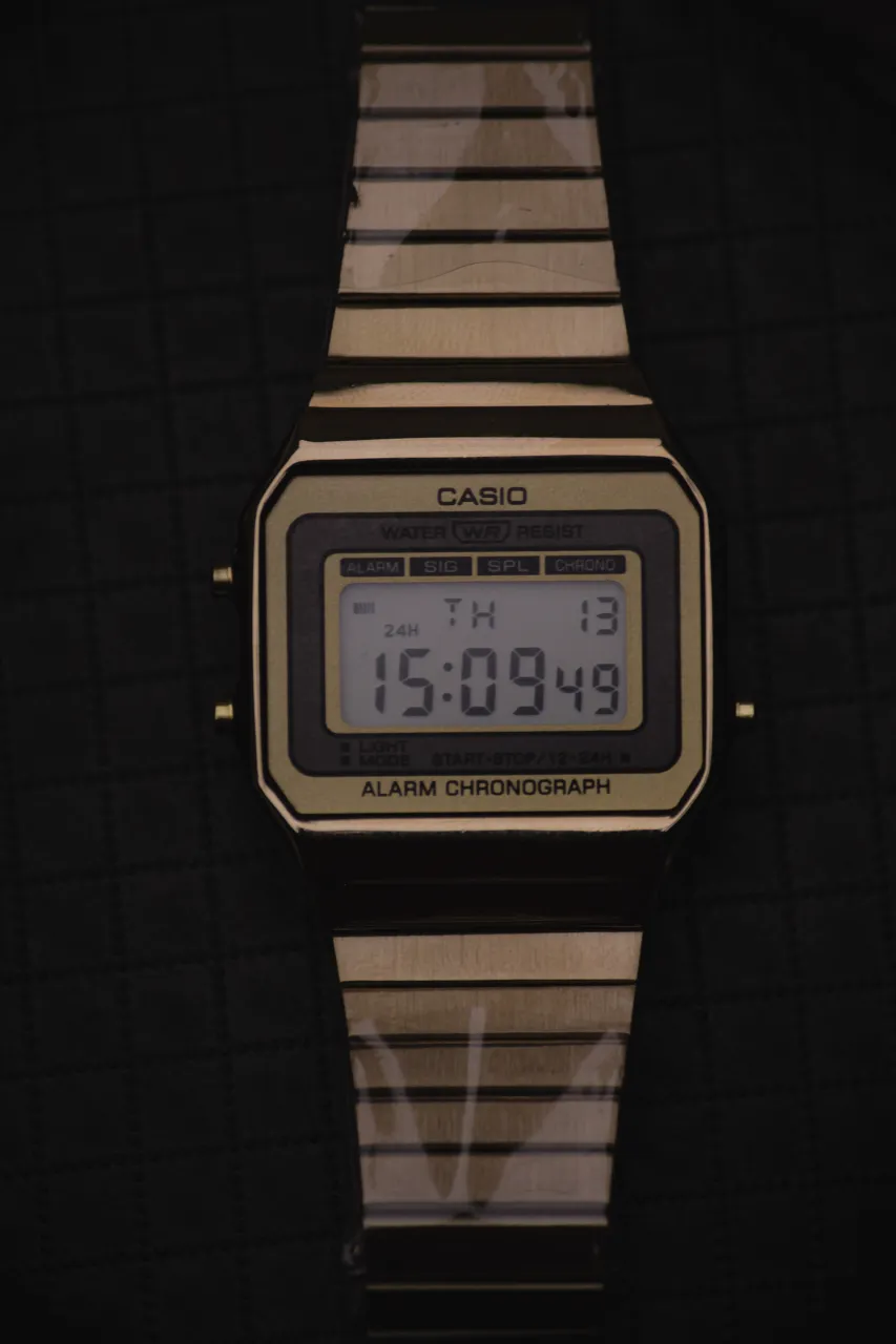 Reloj Casio digital con malla metálica dorada. Posee pantalla digital con hora, fecha y cronógrafo. Resistente al agua.