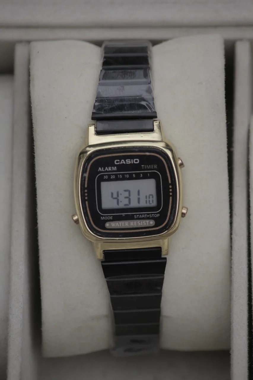 Reloj A ≠ - Vista 3